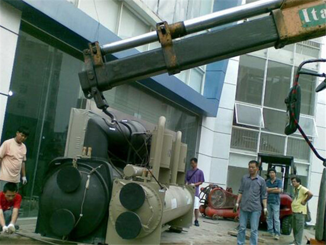 江达县随车吊和汽车吊的核心区别是什么？哪种更省钱？