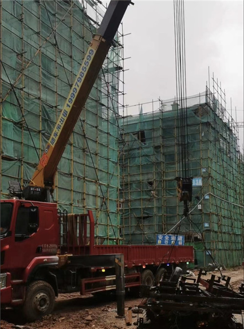 江达县“慢工细活”—— 吊车的 “微动控制” 技术