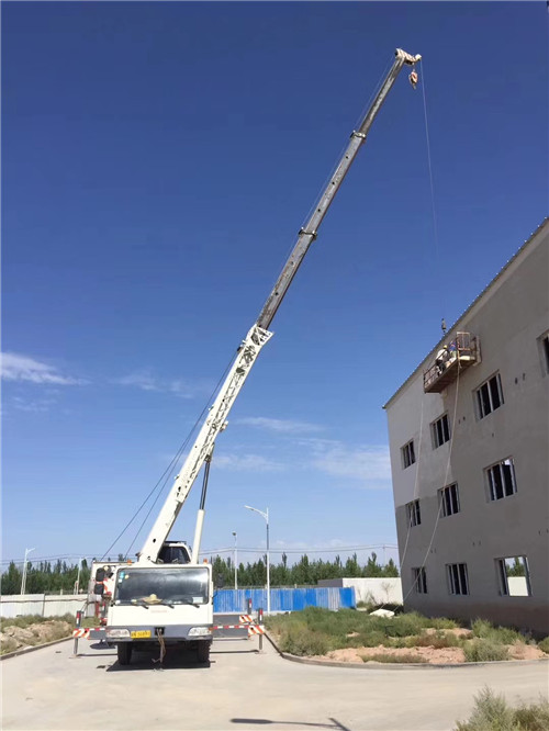 江达县“轻装强干”—— 吊车的 “轻量化臂架” 技术